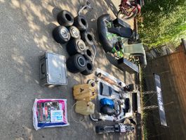 Karting swiss hutless avec deux moteur et beaucoup de pièces