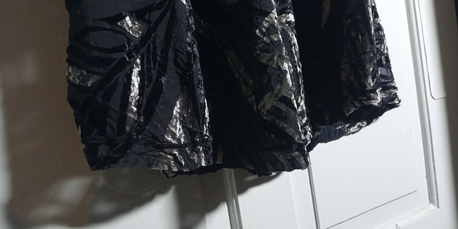 Nile Vestiti: NEU Nile Maxikleid mit schönen Muster Silber S – Nuovo (secondo la descrizione) da St. Gallen venduto da Hereplaysmusic 4