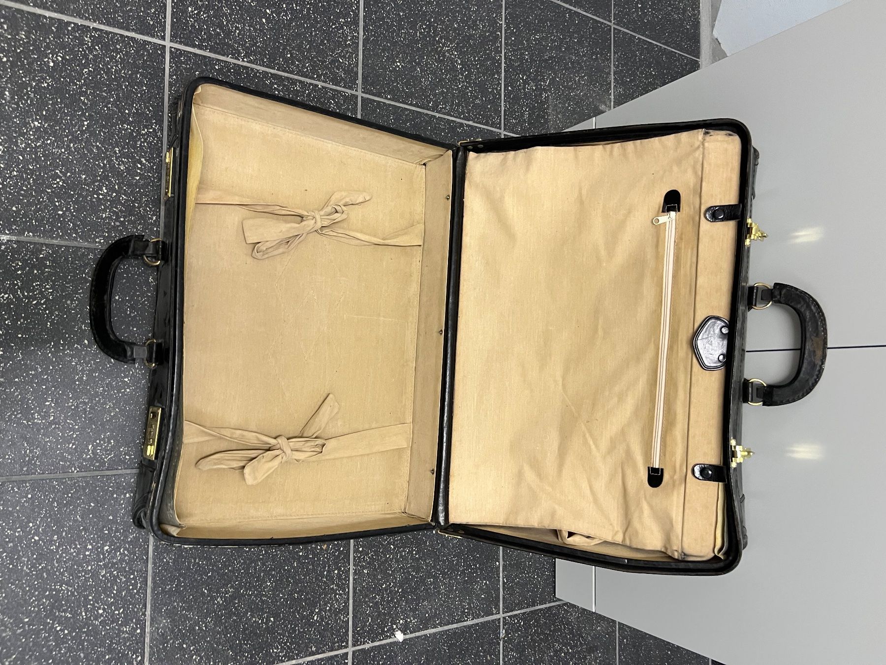 Valigie: Lederkoffer Vintage schwarz – Usato da Zürich venduto da ber_mv2c 3