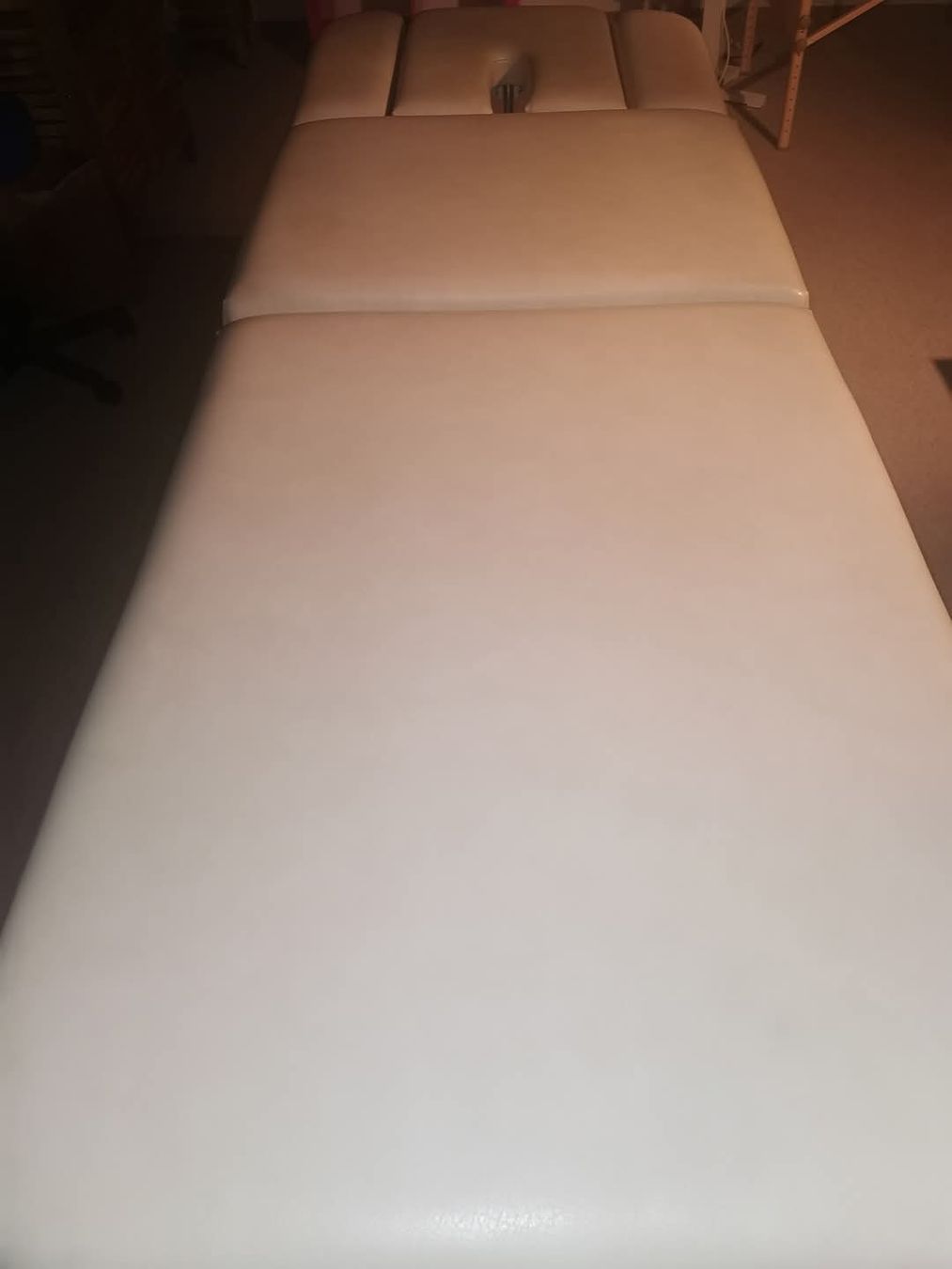 Lettini & sedie per cosmetici: Elektronische Massageliege  – Usato da Aeschiried venduto da Sweetangels