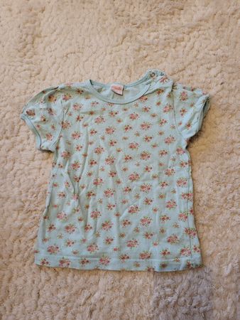 Süsses Baby T-Shirt, Grösse 86, hellblau mit Röselimuster