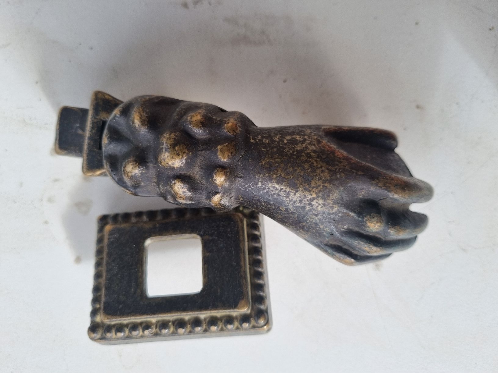 Schlüssel & Schlösser: Antiker Türklopfer Hand Form, Bronze/Messing, Top! – Gebraucht aus Grellingen von Swissmeen 1
