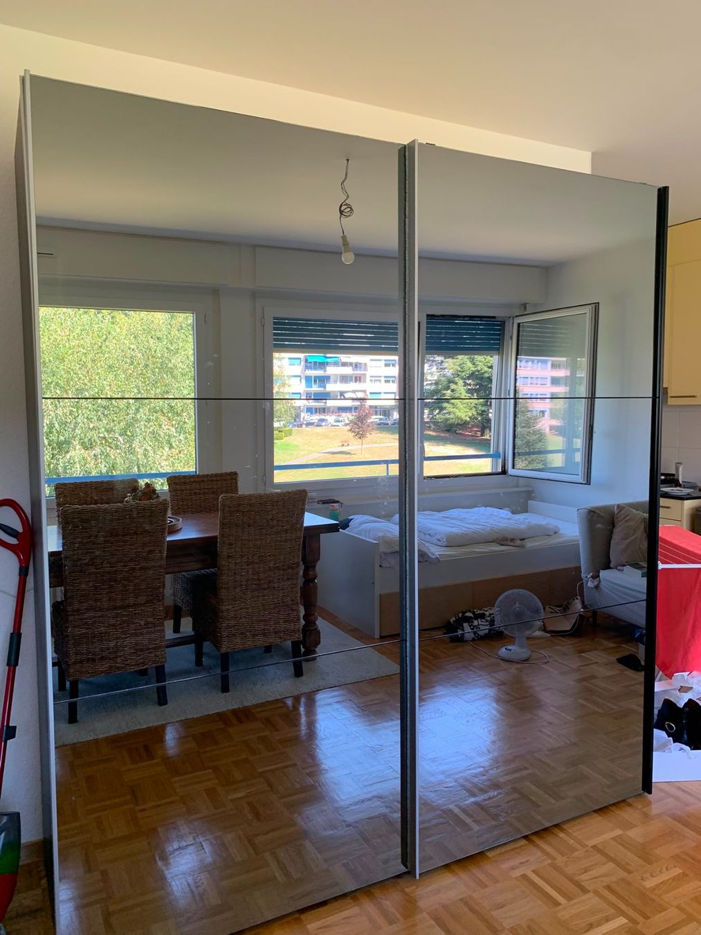 Set de table et chaises: Table en bois massif vintage extensible – D'occasion à Genève par embusen