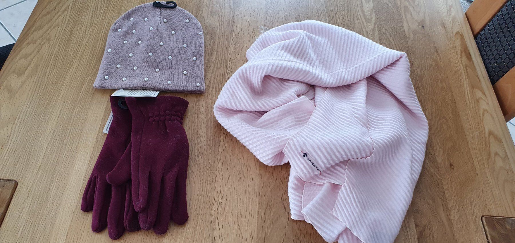 Lotti di vestiti: Lot écharpe bonnet gants – Nuovo e nell'imballaggio originale da Moutier venduto da gvmv