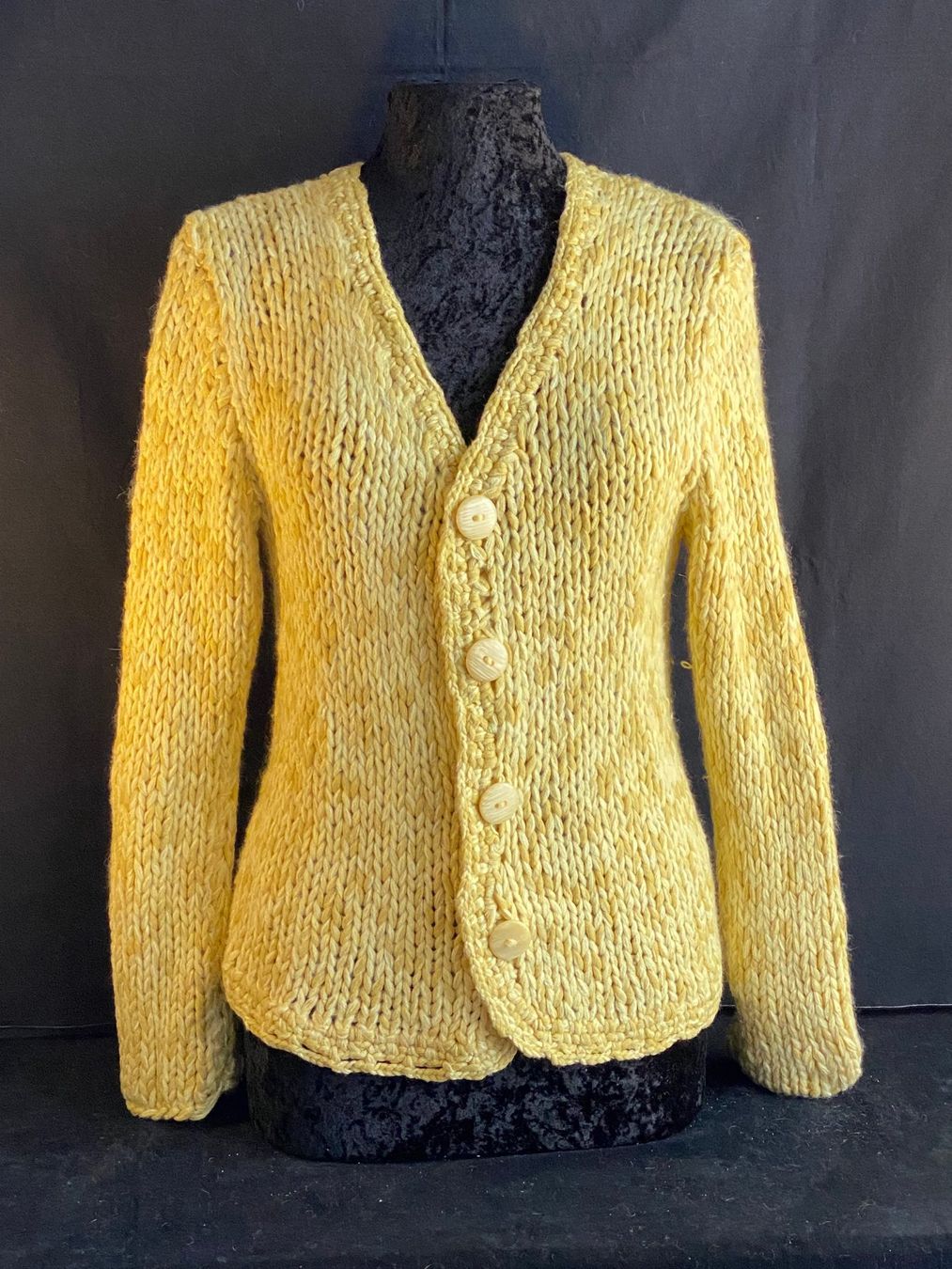 Giacche: Wunderschöne Handgefertigte Strickjacke aus Wolle – Nuovo (secondo la descrizione) da Schaffhausen venduto da uniqueketten