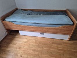 Bett mit Schublade auf Rollen von Pfister