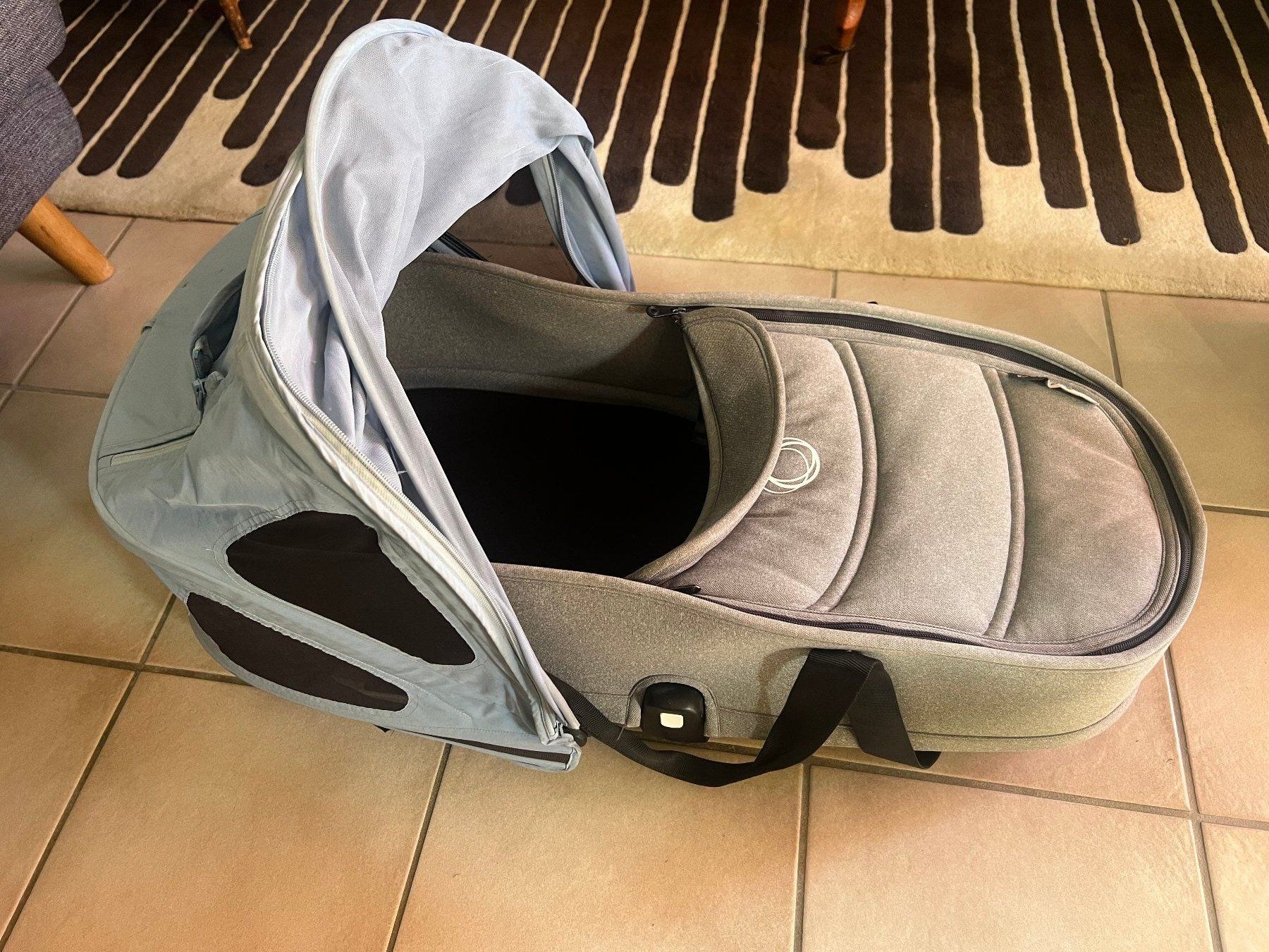 Bugaboo Carrozzine: Nacelle bugaboo bee grise avec 2 capotes et fixations isofix – Usato da Lausanne venduto da ann_g9yl 1