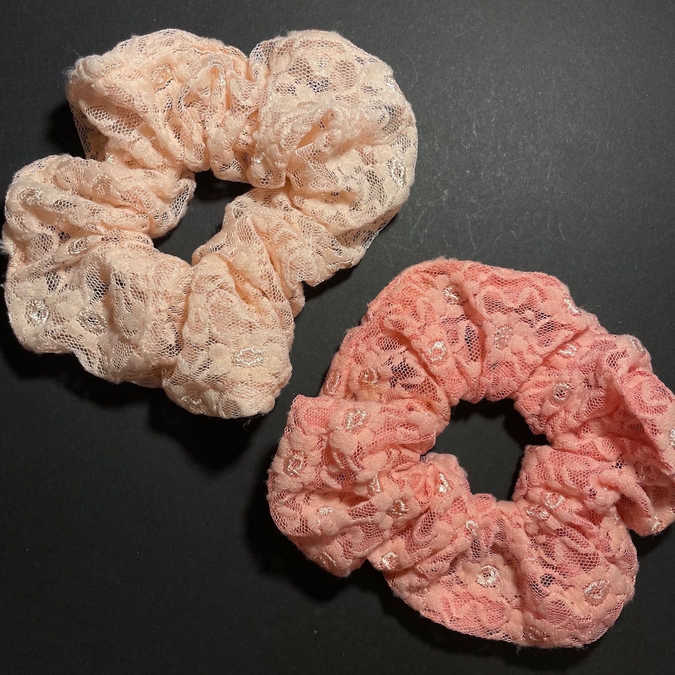 Accessori per capelli: NEU: 2 Scrunchies Haargummis beige/rosa – Nuovo e nell'imballaggio originale da Bellach venduto da Lapislazuli_blues