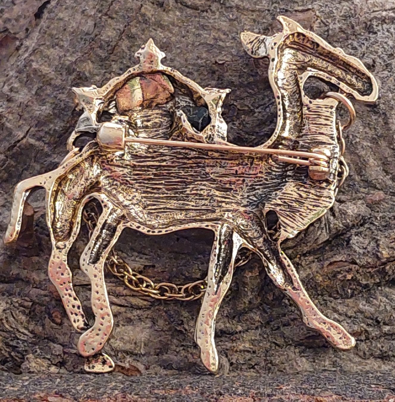 Broches & Aiguilles: Kamel Brosche mit Strass - Goldfarben mit Kettchen – Neuf (Voir description) à Oberwil BL par Hunajakakku 6