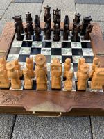 Schachbrett mit Figuren 