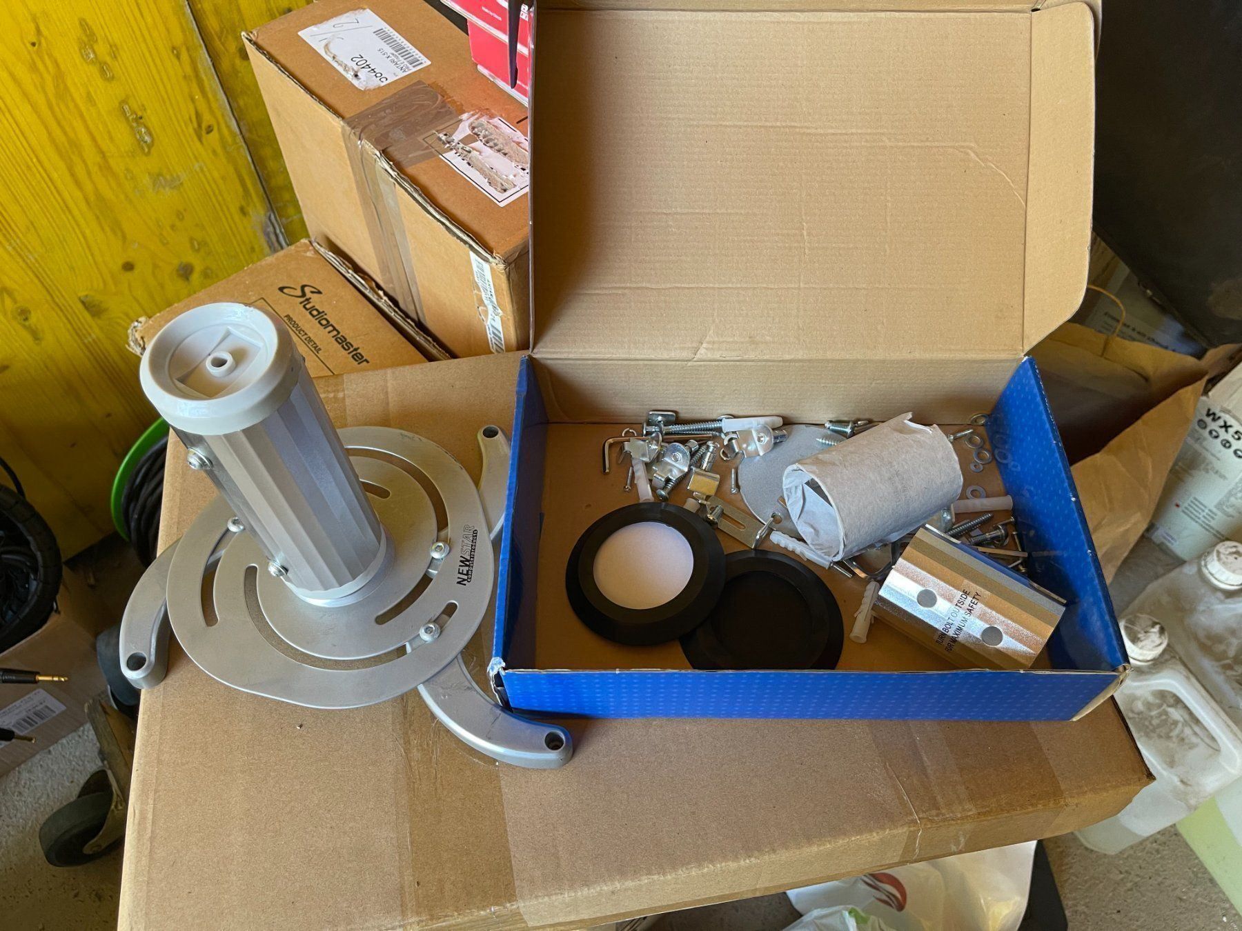 Staffa per monitor: NewStar BEAMER-C80 Deckenhalterung – Usato da Schaffhausen venduto da mariovit 2