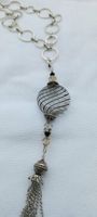 Silberfarbige Halskette mit Glas-Ornament und Kette