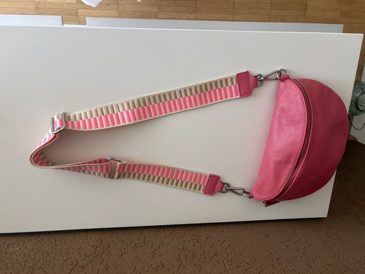 Borse da donna: Sac banane cuir rose avec sangle tissée – Usato da Pully venduto da kaba07 2