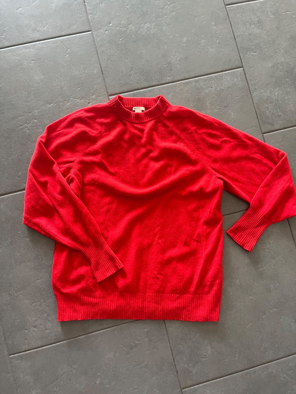 H&M Maglioni & Felpe: Roter oversized Kaschmirpullover von H&M, Gr. XS – Usato da Rüschlikon venduto da TulipeR8