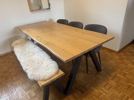 Tisch mit 3 Stühlen und Bank