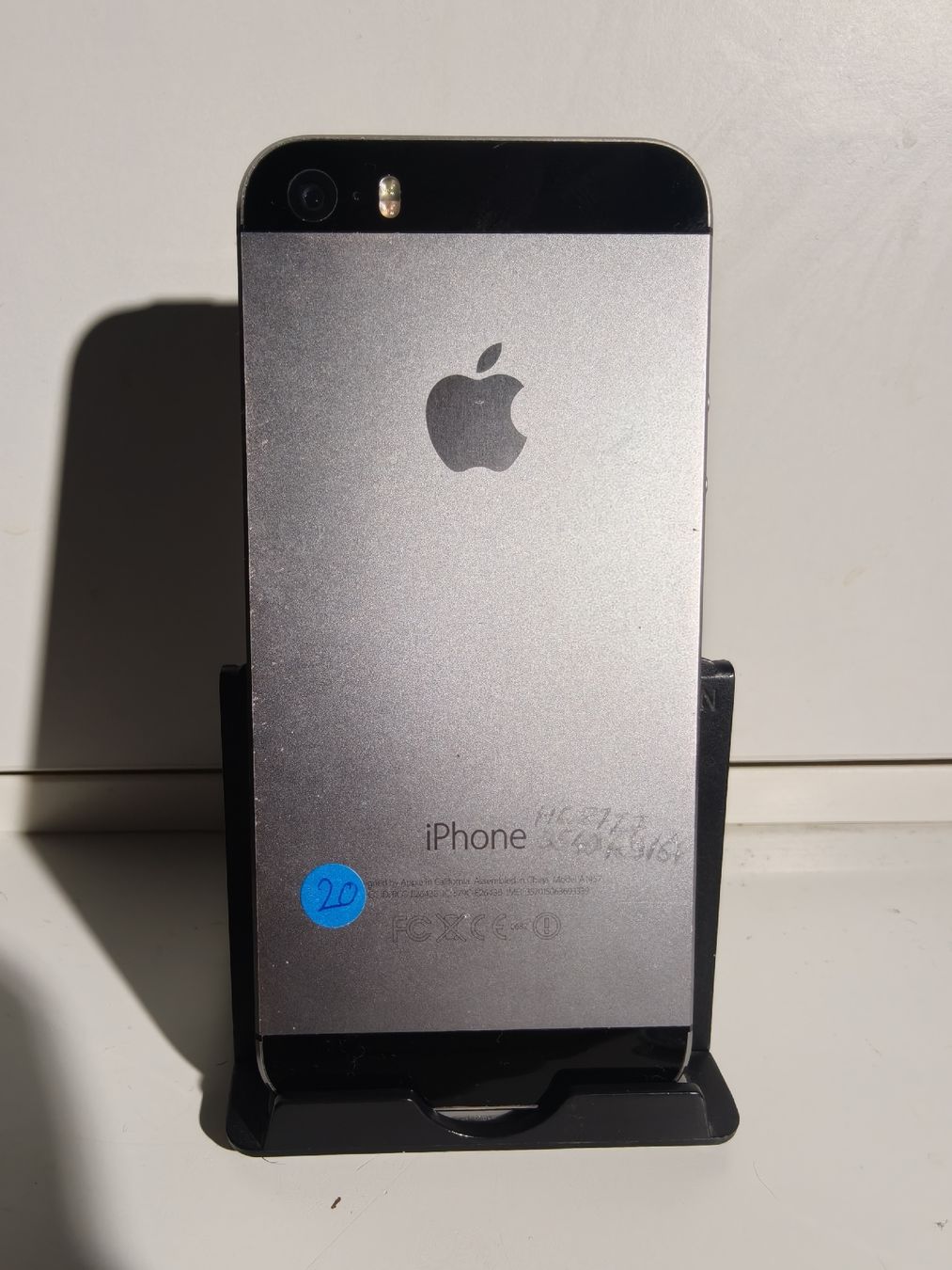 Apple Handys / Smartphones: Apple iPhone 5S Smartphone schwarz gebraucht – Gebraucht aus La Tour de Peilz von Dejobokin 1