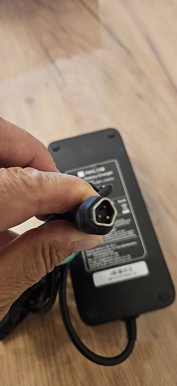 Caricabatterie: Chargeur pour E Bike 3 pôle – Nuovo (secondo la descrizione) da Lausanne venduto da sleepy47 3