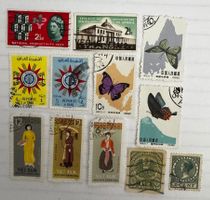 12 gebrauchte antike Briefmarken aus mehreren Ländern