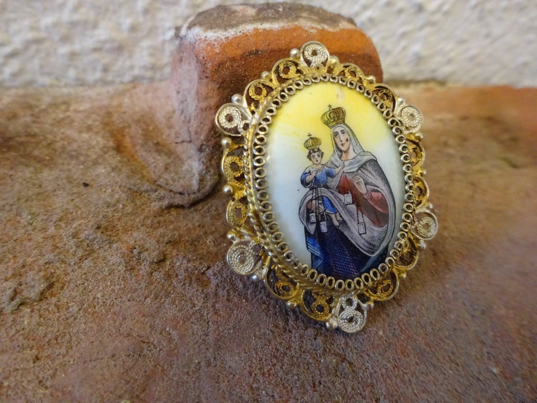 Broschen & Nadeln: Anhänger Brosche / Madonna mit Kind / 800S – Gebraucht aus Esslingen von FetteSchnecke 1
