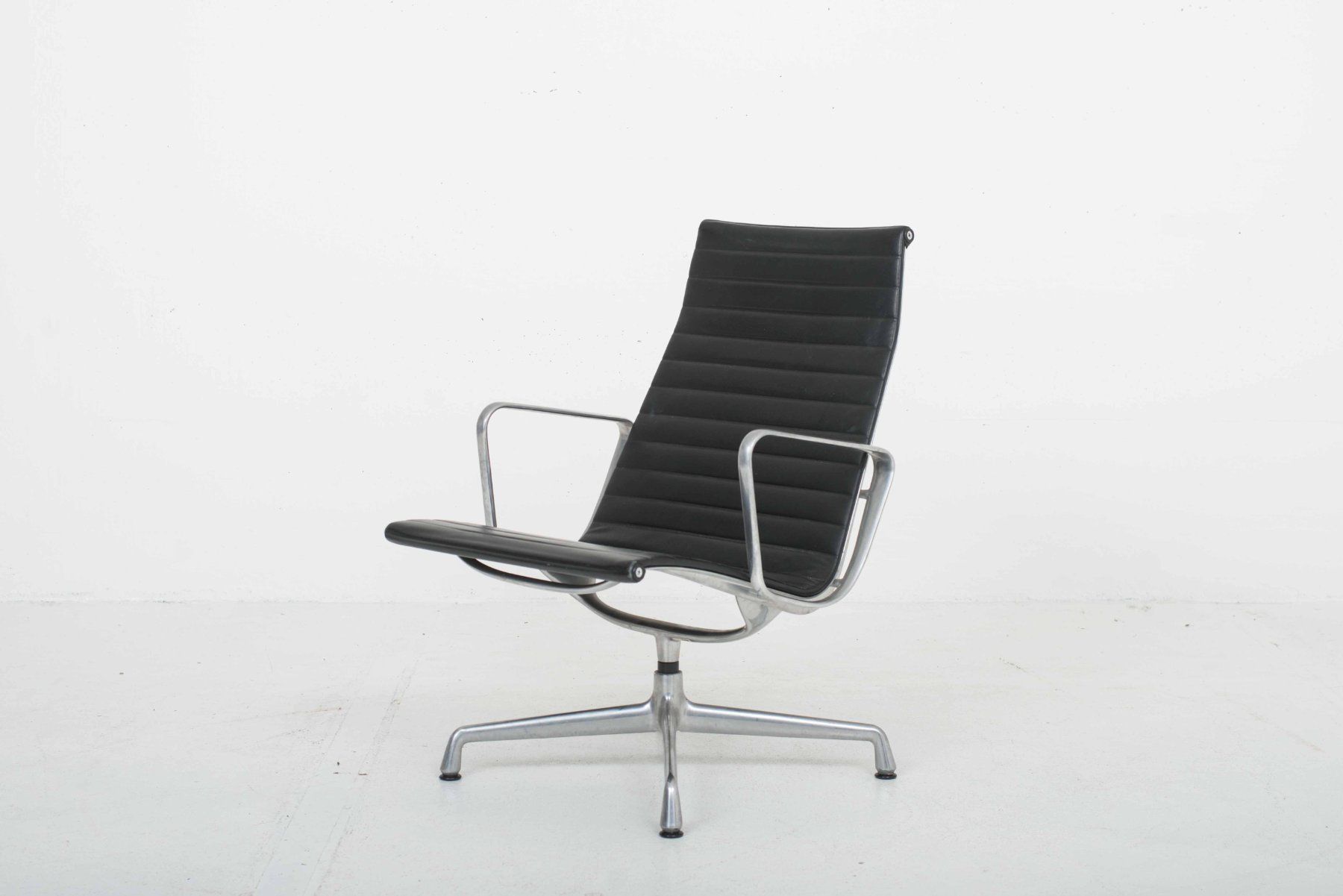 Vitra Poltrone: Vitra EA 115 Designer Sessel- Charles & Ray Eames in Leder – Usato da Zürich venduto da STUZH38 1