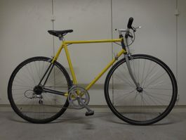 Rennvelo mit geradem Lenker