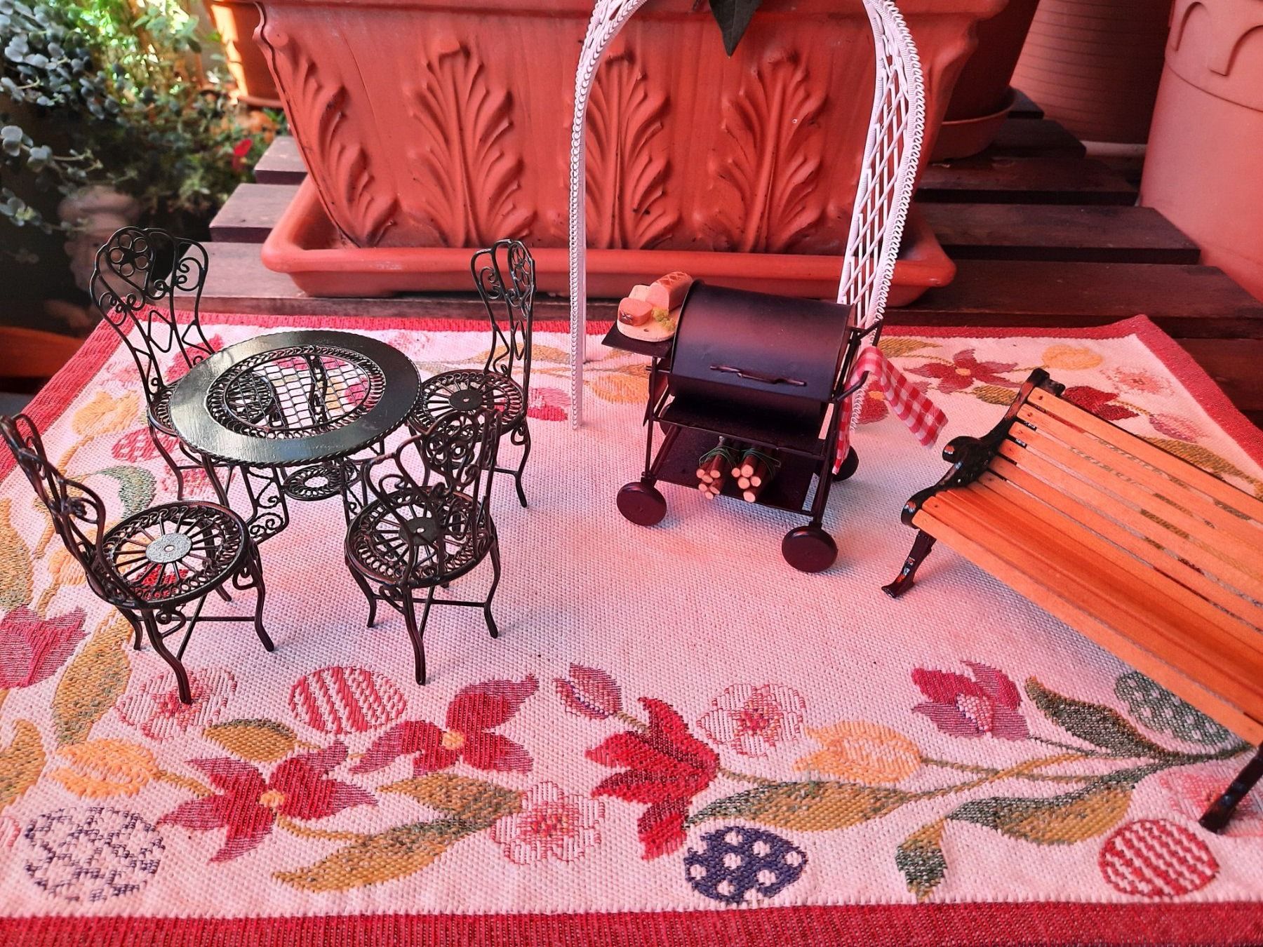 Case e mobili per bambole: Gartenmöbel-Set , Gartenbank, Gartengrill, Rosenbogen/ 1:12 – Nuovo (secondo la descrizione) da Allschwil venduto da saphira012