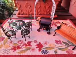 Gartenmöbel-Set , Gartenbank, Gartengrill, Rosenbogen/ 1:12