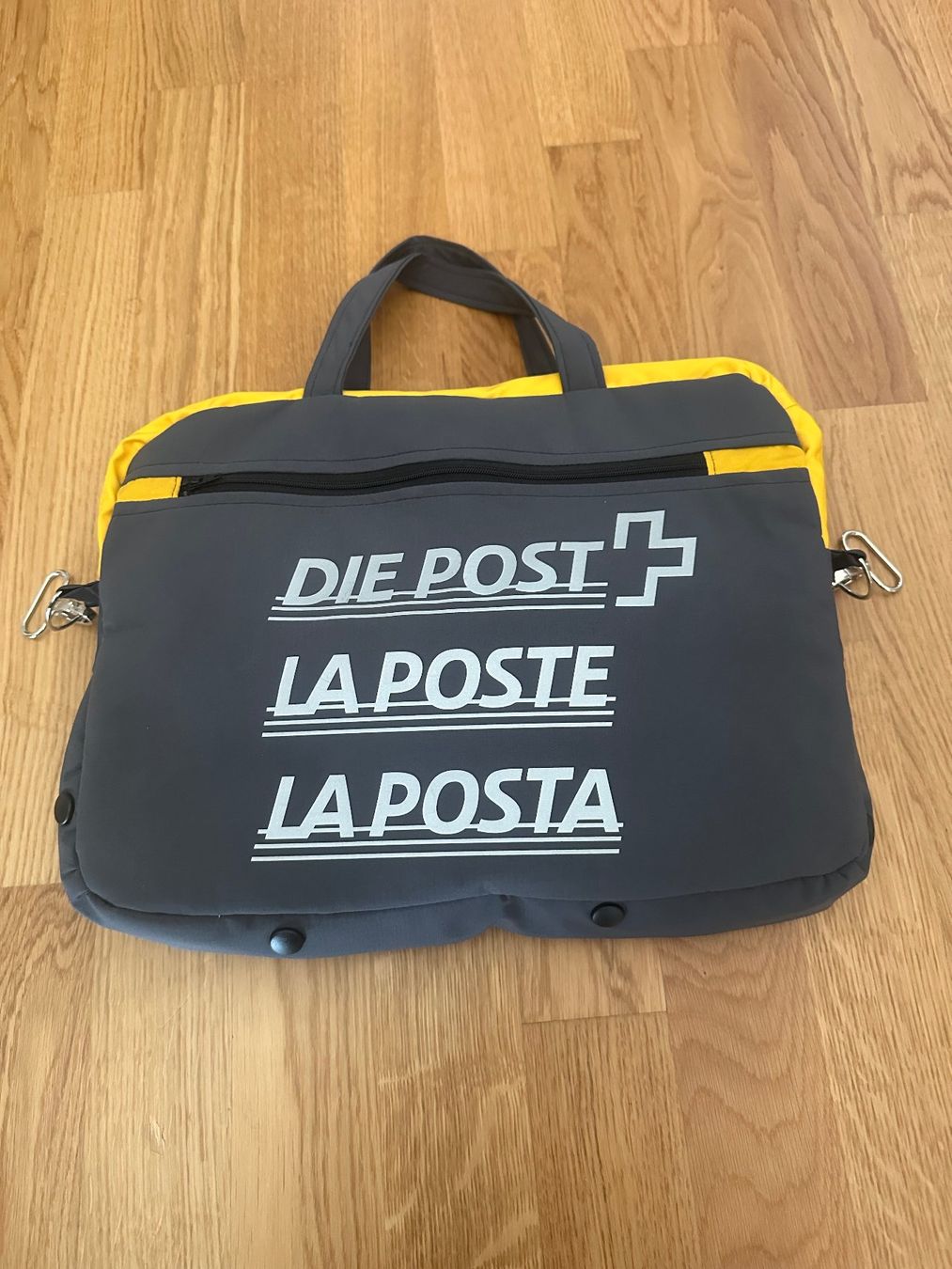 Borse: Upcycling-Tasche aus ehemaligen Post-Materialien – Nuovo (secondo la descrizione) da Oberentfelden venduto da feschli89