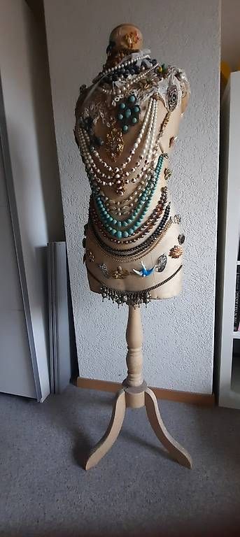 Allestimento di negozi e stand fieristici: Alte antike Büste mit altem Schmuck – Usato da Schliern venduto da holzerfamily