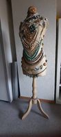 Alte antike Büste mit altem Schmuck