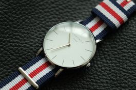 Elegante und klassische Quarz-Armbanduhr, läuft schön, 40mm