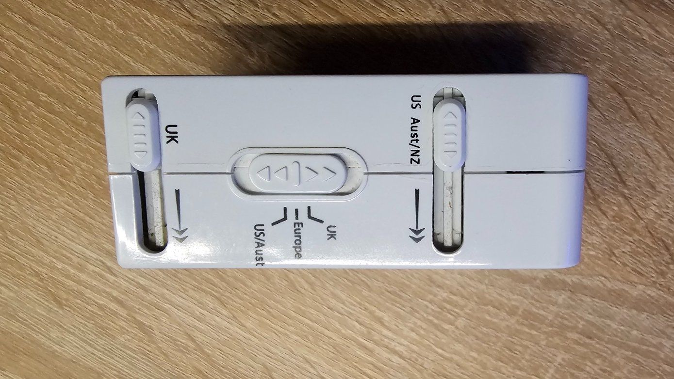 Unità & Adattatore: Reiseadapter Worldwide mit USB Anschluss – Usato da Adlikon b.Regensdf venduto da Cappo 3