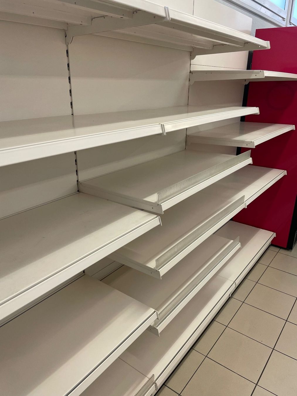 Regale: Ladenregale Wandregale weiss – Gebraucht aus Meikirch von Aareverlauf