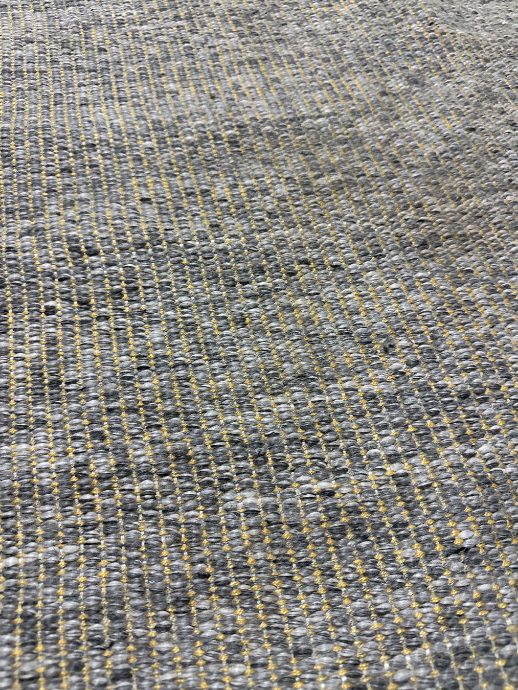 Teppiche: Teppich grau und gelb 122x172cm – Gebraucht aus Glattpark(Opfikon) von AydenM 1