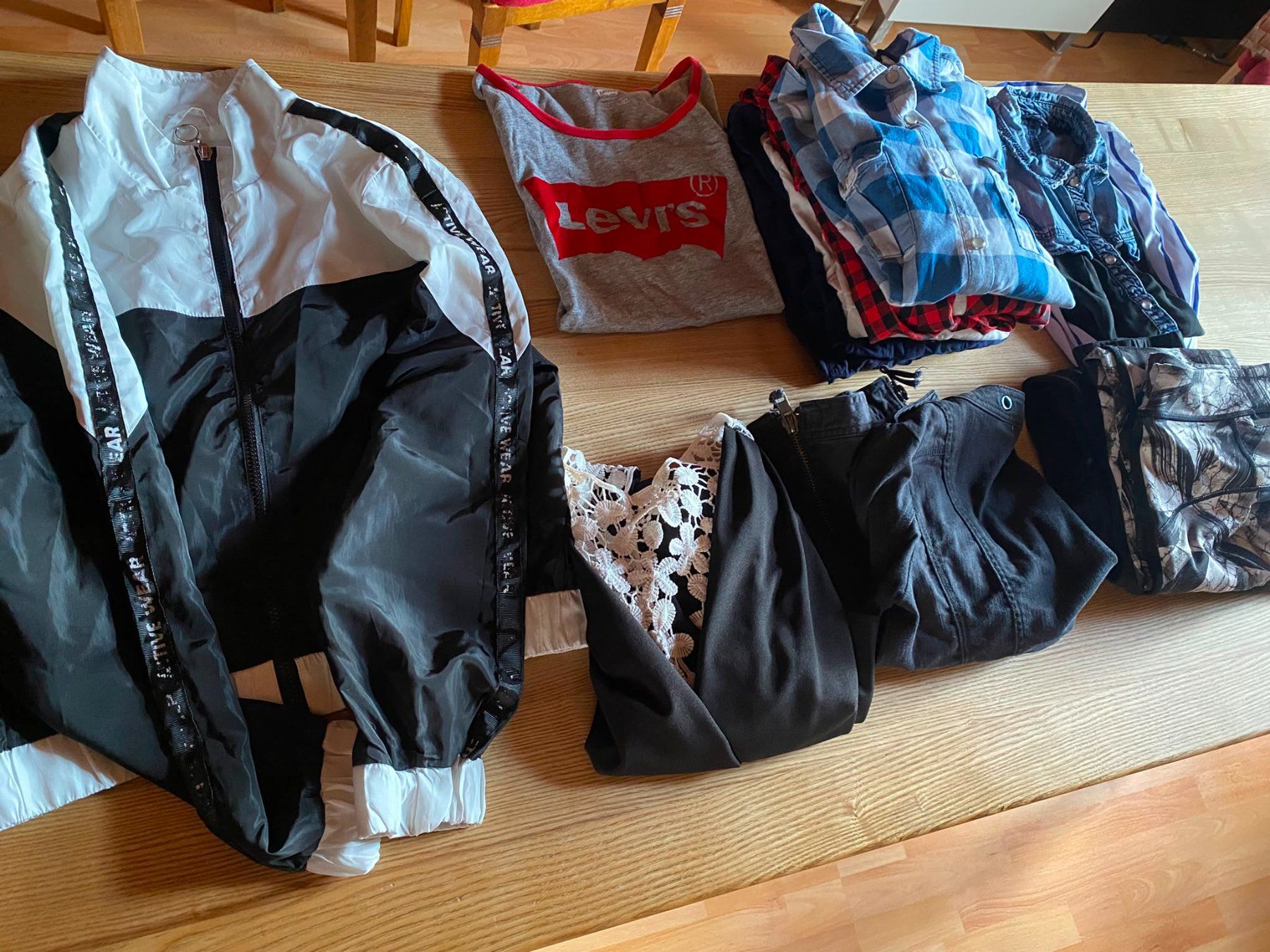 Lotti di vestiti: 13-teiliges Damen-/Mädchenpaket Gr. S – Usato da Röschenz venduto da Tashroal