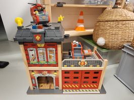 Feuerwehrstation Holz von Hape, wie neu