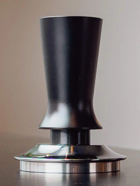 Tamper mit Feder (58mm) und Tamper Matte black | Kaufen auf Ricardo