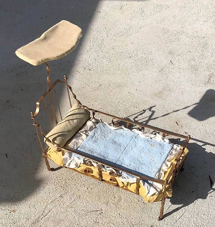Carrozzine per bambole: Lit ancien en métal de poupée – Usato da Blonay venduto da Jmt02