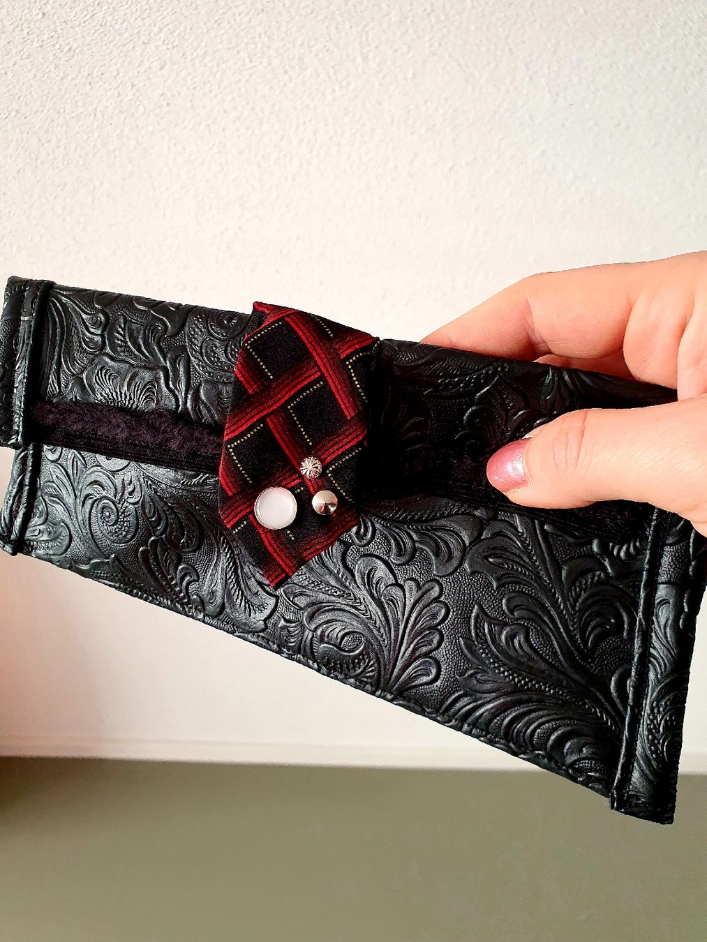 Sacs femmes: Black Clutch embossed floral pattern red detail new – Neuf avec emballage d'origine à Wangen b. Olten par Dalistyle83 2