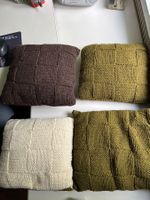 Kissen mit gestrickten Überzügen
