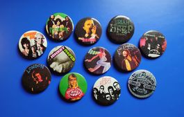 ROCK, POP ANSTECKKNOPF, 12 STÜCK, 70er JAHRE