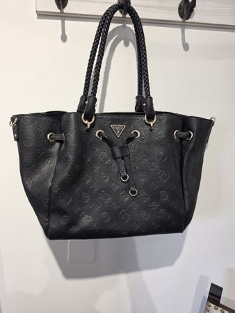 Handtasche Guess schwarz mit Logo Muster guter Zustand