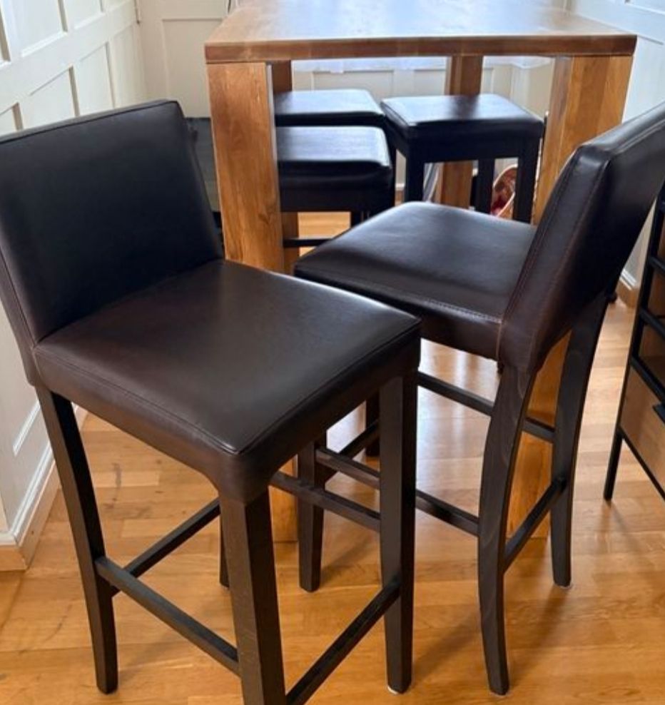 Set di tavolo e panche: Bartisch und 5 Barhocker  – Usato da chur venduto da Hmars