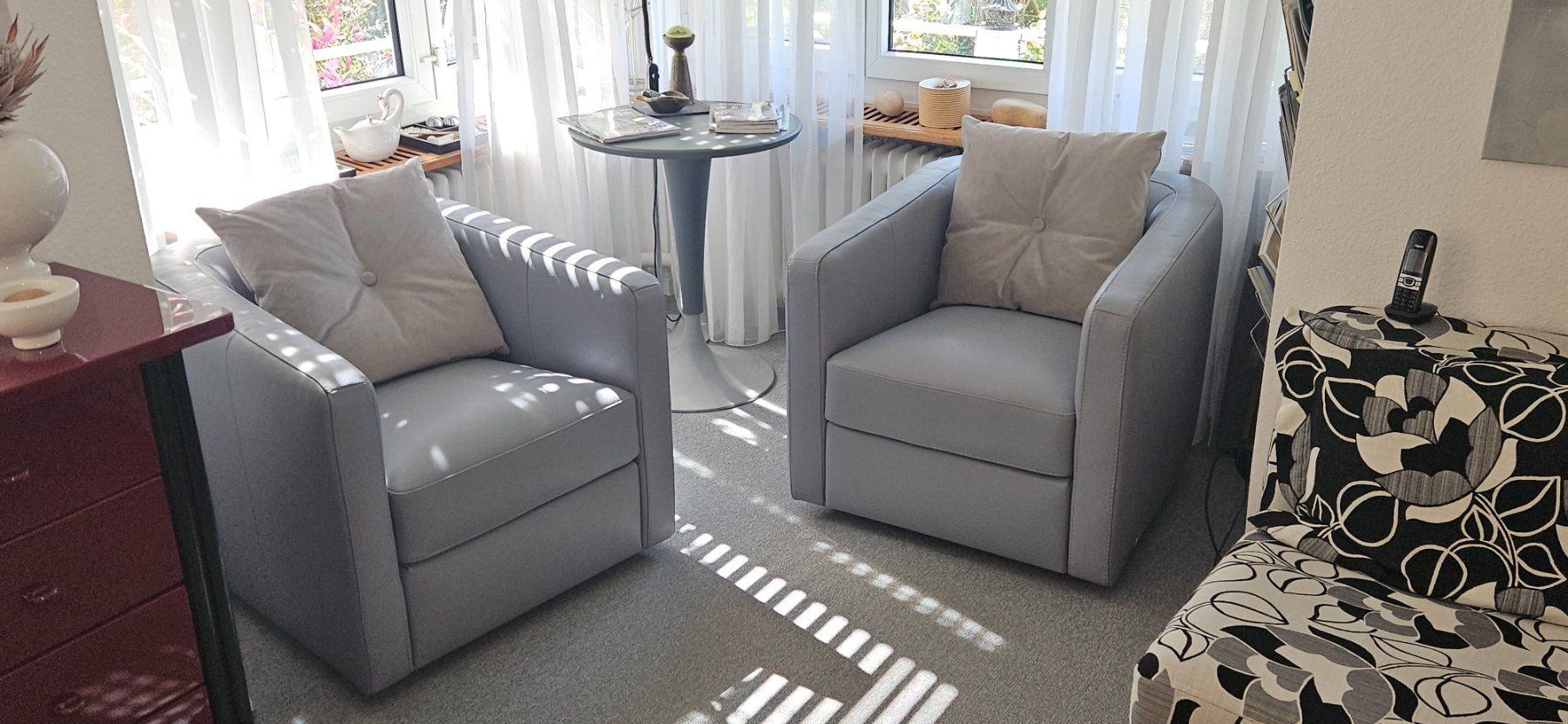 Poltrone: 2 Fauteuils PoltroneSofa, Leder, hellgrau, NEU & UNGEBRAUCHT – Nuovo e nell'imballaggio originale da Liebefeld venduto da bro-61