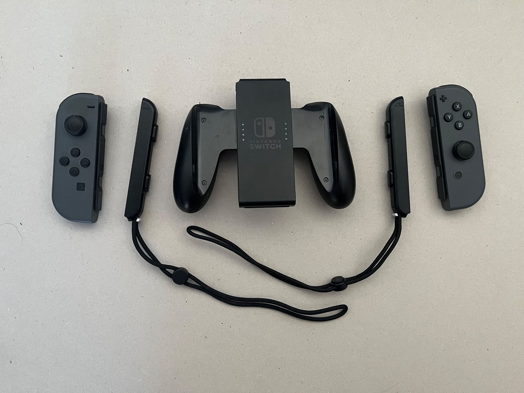 Nintendo Controller: Nintendo Switch Joy-Con Set Grau + Grip + Schlaufen – Usato da Alterswil FR venduto da czRtdXg 1