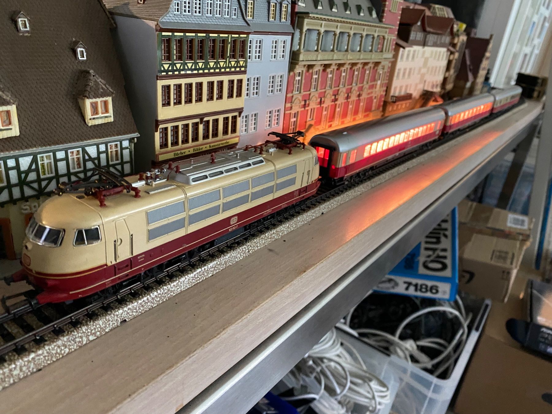 Märklin Modelleisenbahnen: Märklin 3357 DB BR 103 TEE Zug – Gebraucht aus Lupsingen von New-Haven