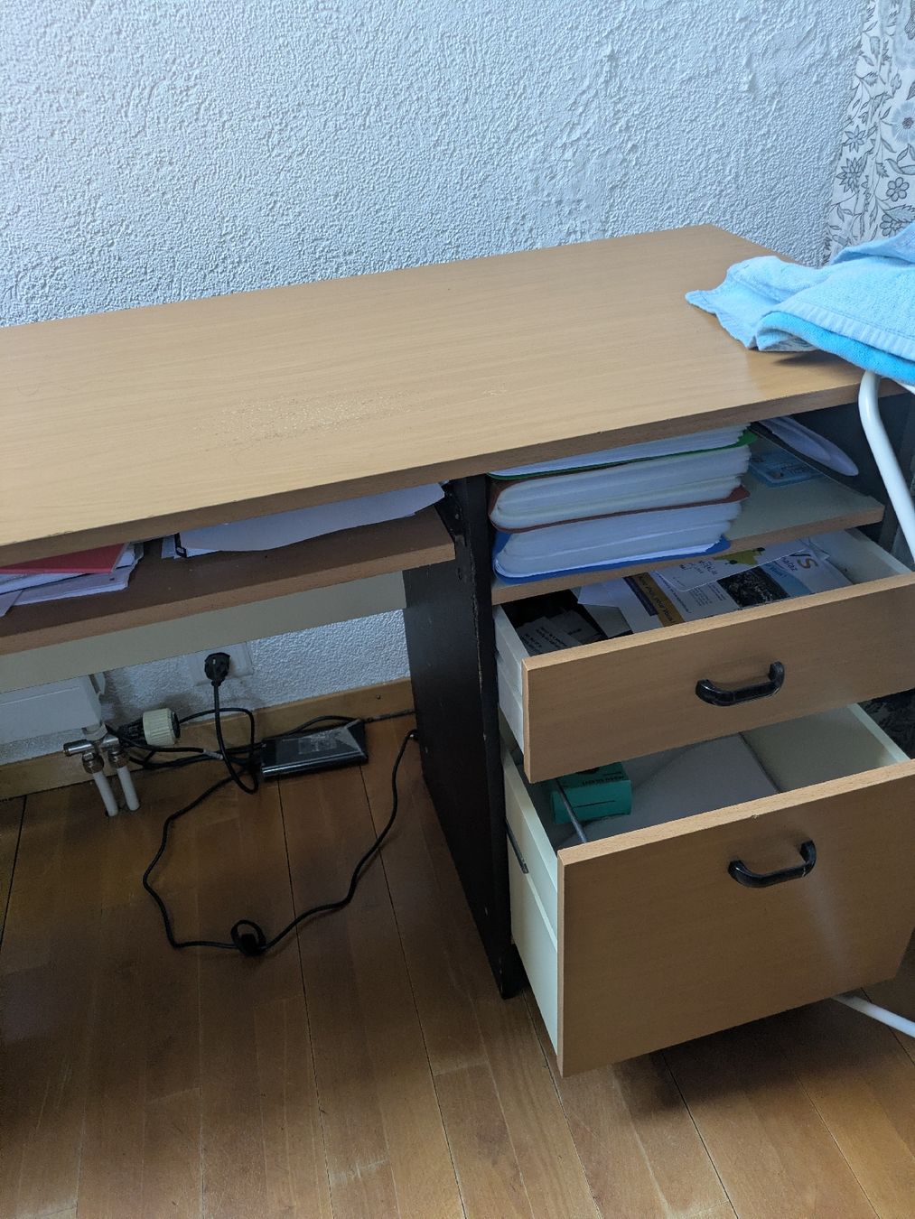 Bureaux: Wood Desk with Drawers - Ideal Study Space! – D'occasion à Penthalaz par mam_6hnz 1