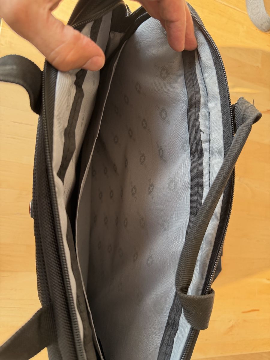 Wenger Borse: New Wenger Laptop Bag Black with Shoulder Strap – Nuovo (secondo la descrizione) da Zürich venduto da aus_r2dq 2
