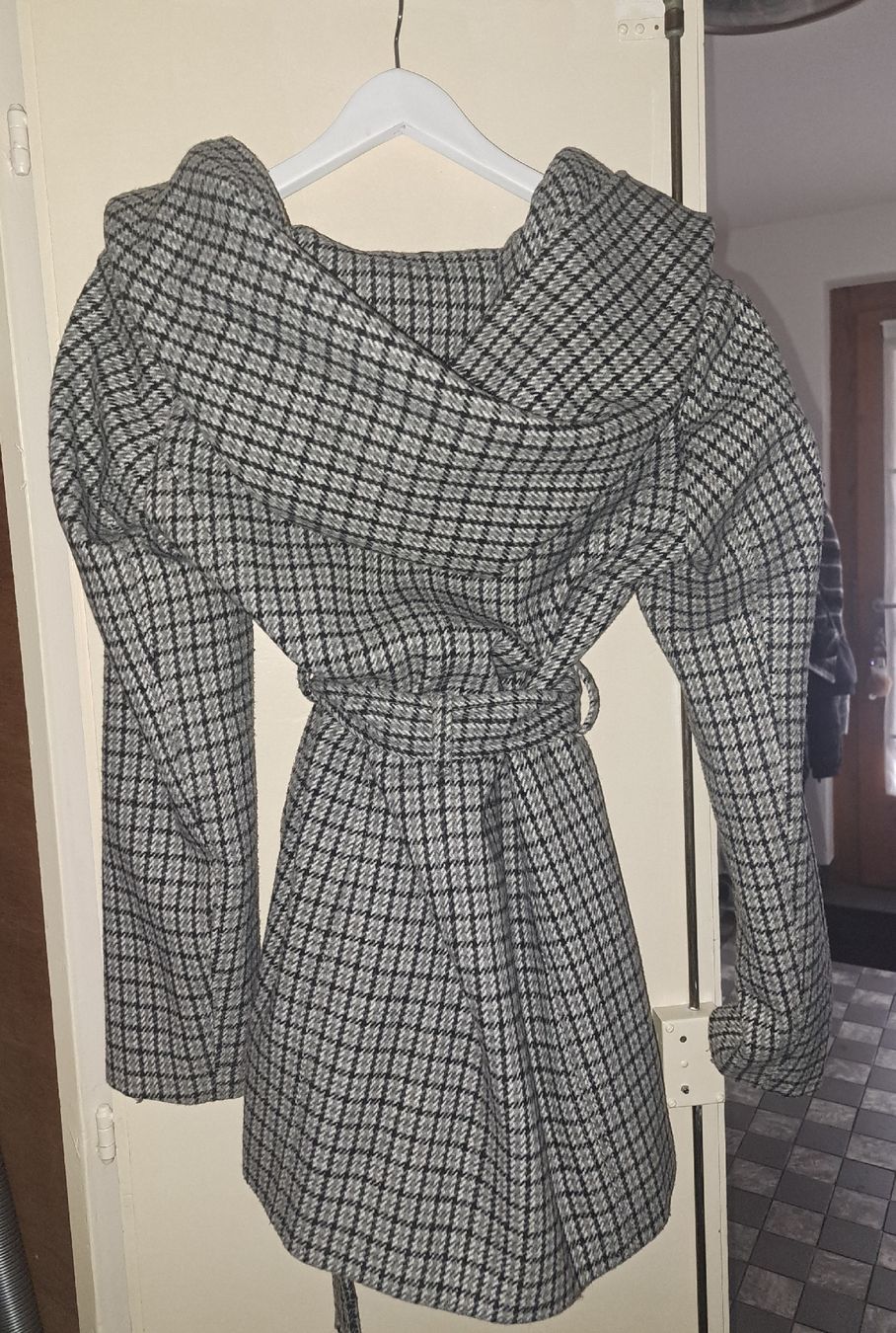 Cappotti: Schicker Damenmantel Grösse 38 kariert mit Gürtel – Usato da Wetzikon ZH venduto da secondhandsfashion 3