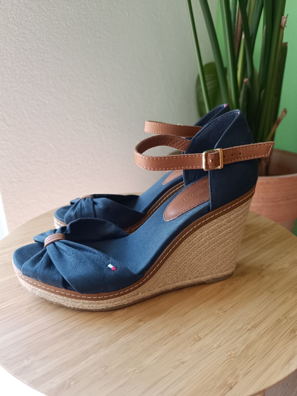 Tommy Hilfiger Chaussures femmes: Sandalen blau Tommy Hilfiger – D'occasion à Wolfwil par SecondOwner 1